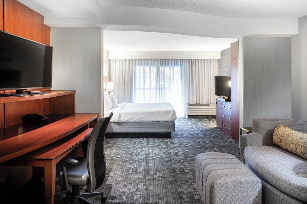 Executive-Suite, 1 King-Bett und Schlafsofa | Hochwertige Bettwaren, Daunenbettdecken, Pillowtop-Betten, Zimmersafe