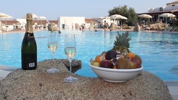 Piscine extérieure, parasols de plage, chaises longues