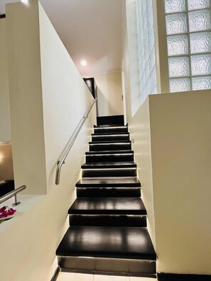 Suite, frente al mar | 1 dormitorio, caja fuerte, escritorio y cortinas opacas