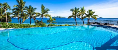 2 piscines extérieures, cabanons gratuits, parasols de plage