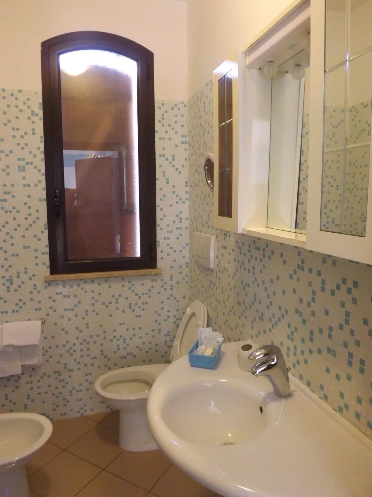 Ein Badezimmer mit Toilette, Bidet und Waschbecken.