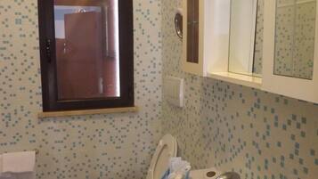 Ein Badezimmer mit Toilette, Bidet und Waschbecken.