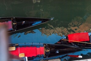 Camera deluxe, 1° e 2° piano, vista canale  | Vista dalla camera