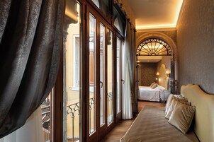 Emotion Junior Suite Trifora | Copriletto in piuma, minibar, una cassaforte in camera, una scrivania