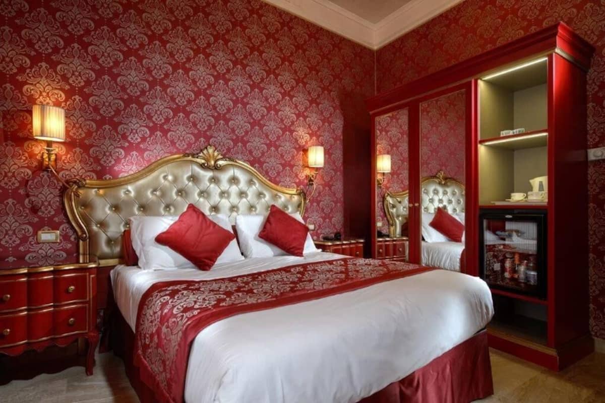 Familjerum - 4 sovrum | Duntäcken, minibar, värdeförvaringsskåp på rummet och skrivbord