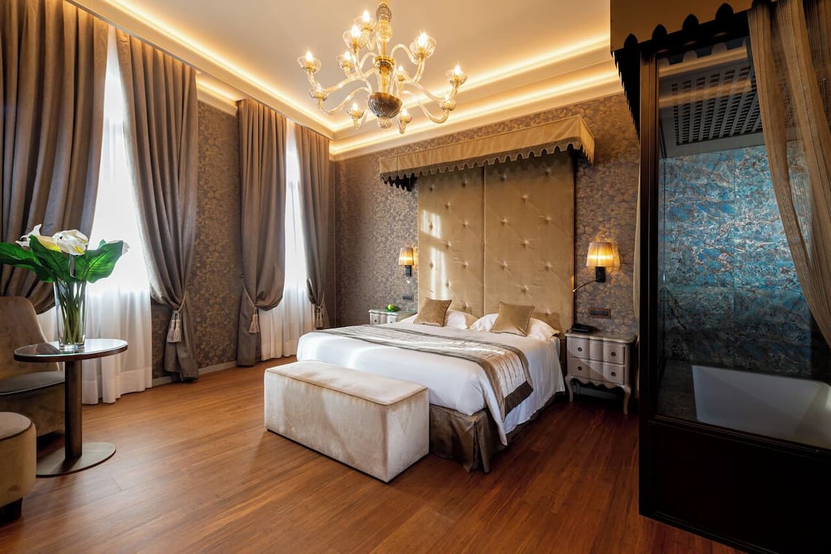 Emotion Junior Suite Canal View and Balcony | 羽毛の掛け布団、ミニバー、セーフティボックス (室内)、デスク