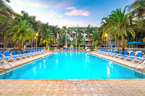 Hồ bơi ngoài trời, dù/ô trên bãi biển/hồ bơi, ghế dài tắm nắng