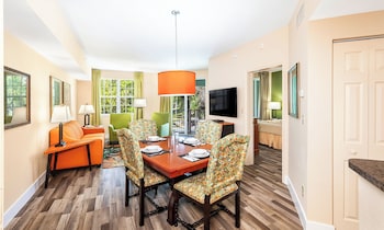 Dining room at Mizner Place at Weston Town Center, Fort Lauderdale