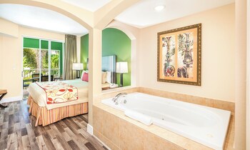 Jetted tub at Mizner Place at Weston Town Center, Fort Lauderdale