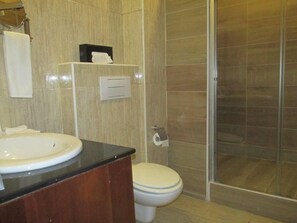 Deep soaking tub, hair dryer, towels