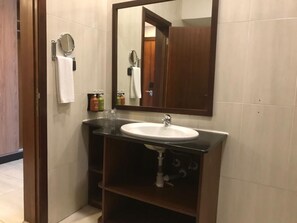 Premium Room, 1 Queen Bed, Non Smoking | Bathroom