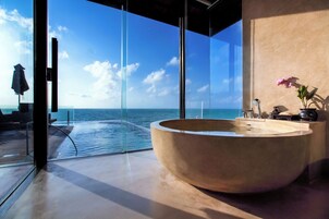 Ocean Front Pool Villa | 욕실 | 별도의 욕조 및 샤워 시설, 전신 욕조, 레인폴 샤워기, 무료 세면용품