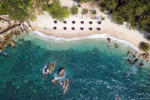 Playa privada, sillas reclinables de playa, sombrillas, toallas de playa