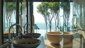 Scenic Ocean View Pool Villa | 浴室 | 独立的浴缸和淋浴、深泡浴缸、大花洒淋浴喷头、免费洗浴用品