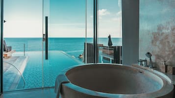 Ocean Front Pool Villa | Baño | Tina y regadera independientes y tina profunda
