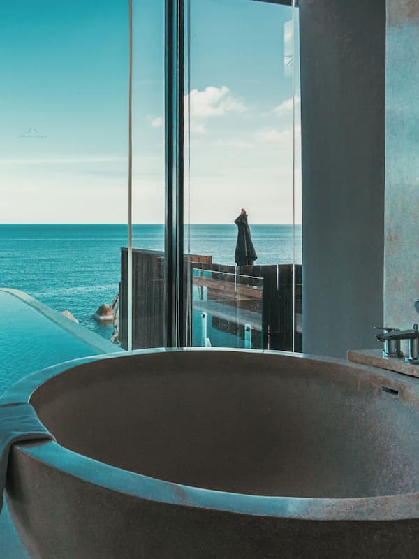 Ocean Front Pool Villa | Bathroom | Separate tub and shower, deep soaking tub, free toiletries, hair dryer