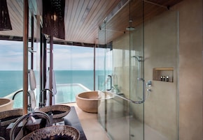 Ocean Front Pool Villa | 浴室 | 獨立浴缸及淋浴設備、浸缸、雨淋花灑、免費梳洗用品