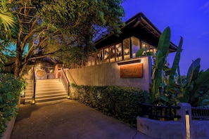 4 restaurants, breakfast, lunch, dinner served; Thai cuisine