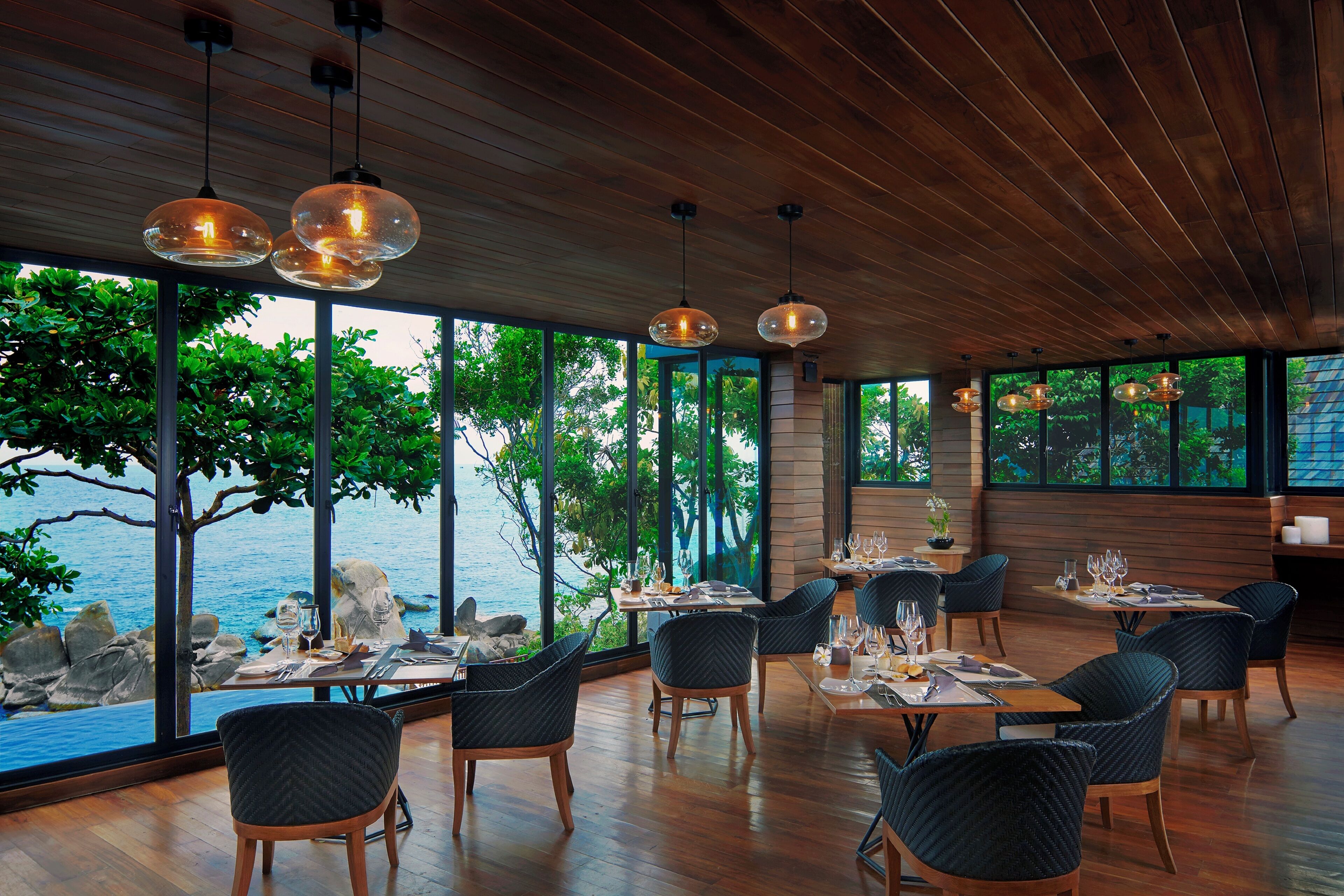 daily buffet breakfast (thb 1000 per person)