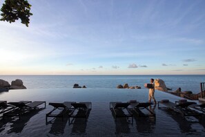 2 piscinas al aire libre, sombrillas, sillones reclinables de piscina