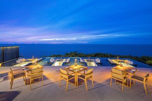 4 restaurantes; se sirve desayuno, almuerzo y cena; cocina tailandesa