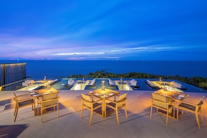 4 restaurants; breakfast, lunch, dinner, and brunch served