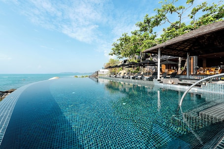 2 outdoor pools, pool umbrellas, pool loungers. Silavadee Pool Spa Resort