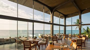 4 restaurants; breakfast, lunch, dinner, and brunch served