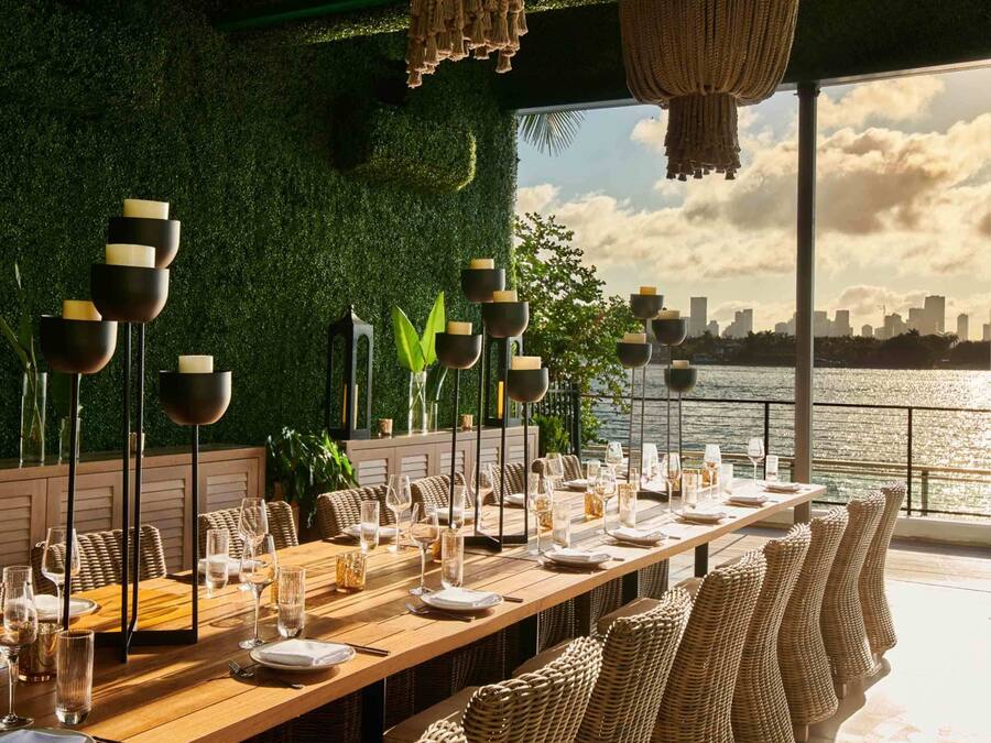 Der serveres morgenmad og middelhavsretter med udsigt til poolen