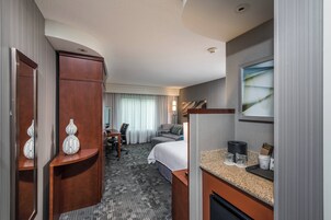 Escritorio y espacio para trabajar con laptop 