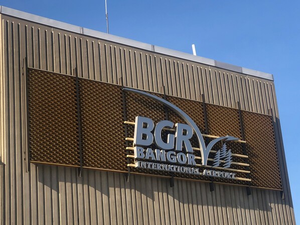 A building with a sign that reads "BANGOR INTERNATIONAL AIRPORT".