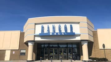 A building with a sign that reads "BANGLOR MALL".