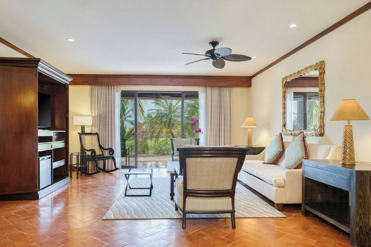 Suite, 1 Bedroom | Egyptian cotton sheets, premium bedding, down comforters, pillowtop beds