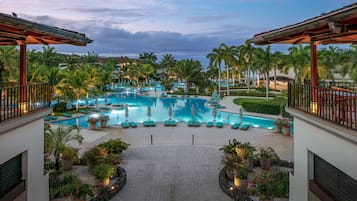 Utendørsbasseng, bassengparasoller og solsenger