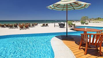 På stranden, hvit sand og buss til stranden (inkludert)