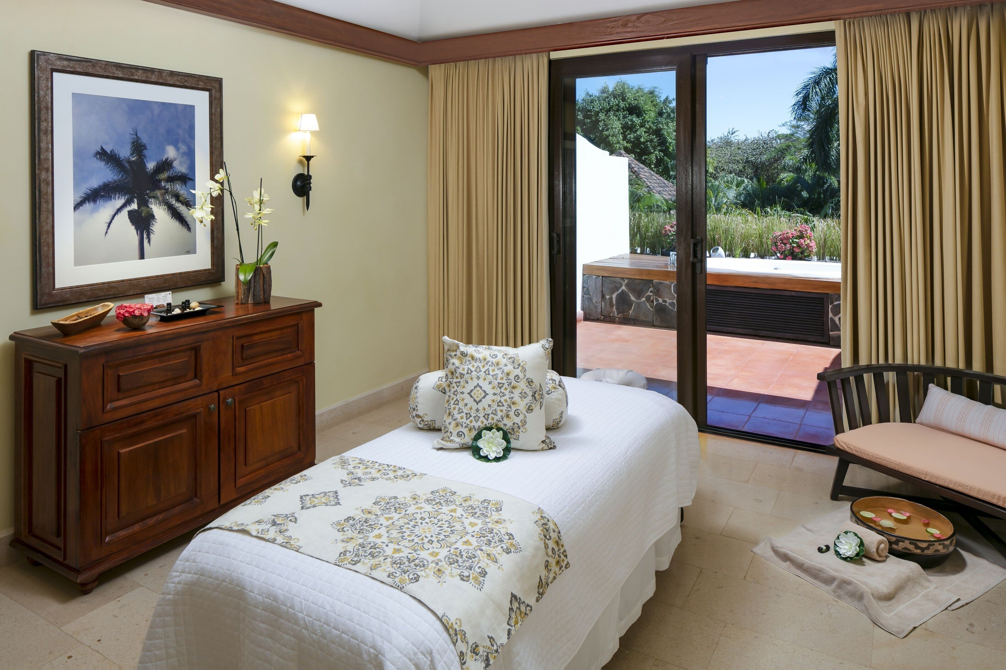 Couples treatment rooms, sauna, hot tub, steam room, body treatments