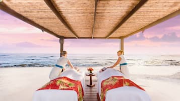 Trên bãi biển, cát trắng, xe đưa đón đến bãi biển miễn phí