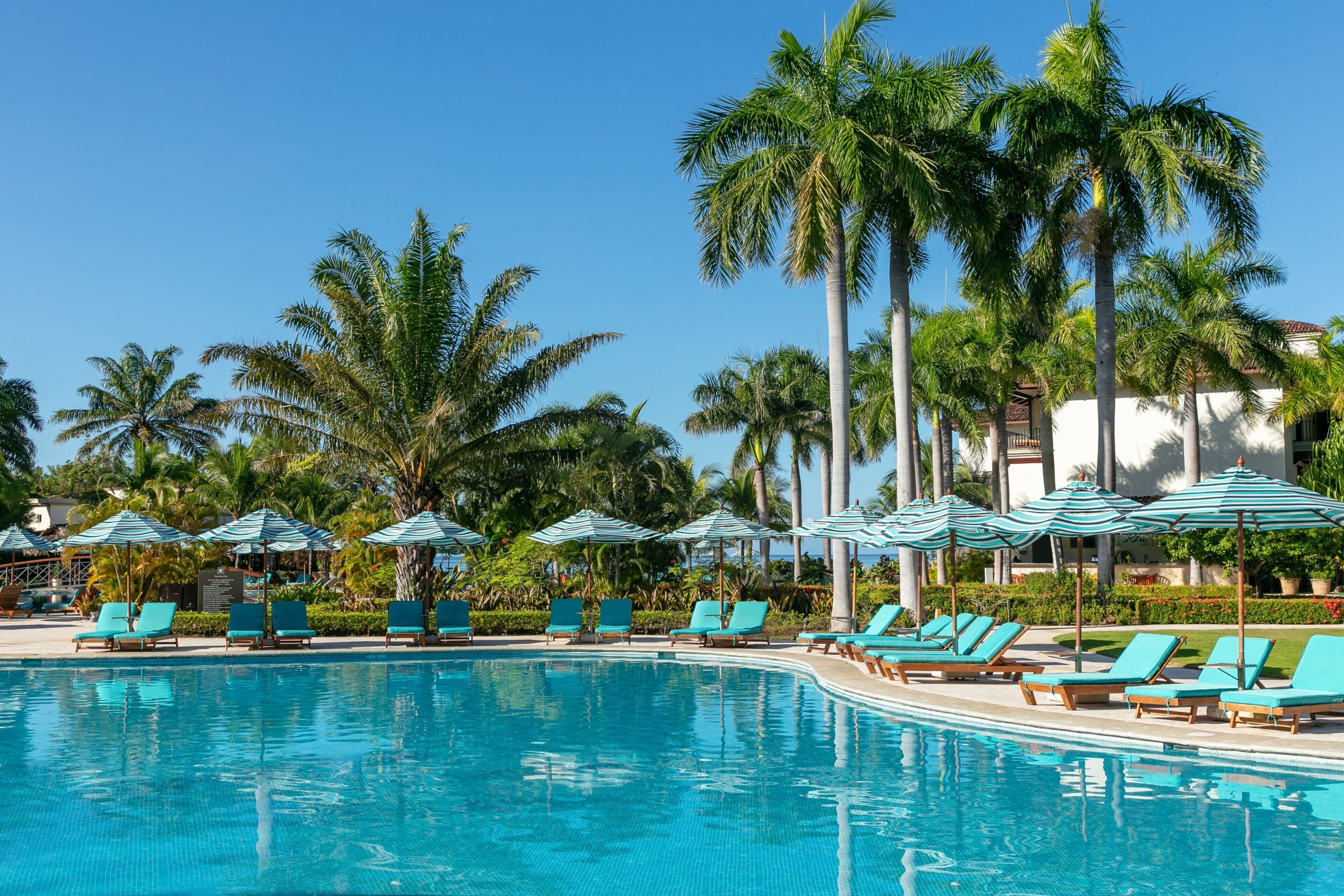 Utendørsbasseng, bassengparasoller og solsenger