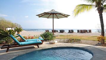 Suite, 1 dormitori, no fumadors (Oceanfront) | Piscina | Piscina a l'aire lliure (horari: 06:00-19:00), para-sols i gandules