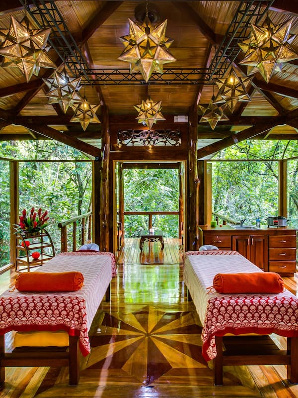 Couples treatment rooms, hot tub, body treatments, mud baths