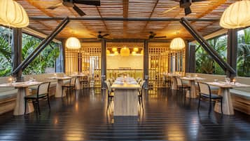 3 restaurants, breakfast, lunch, dinner served; international cuisine
