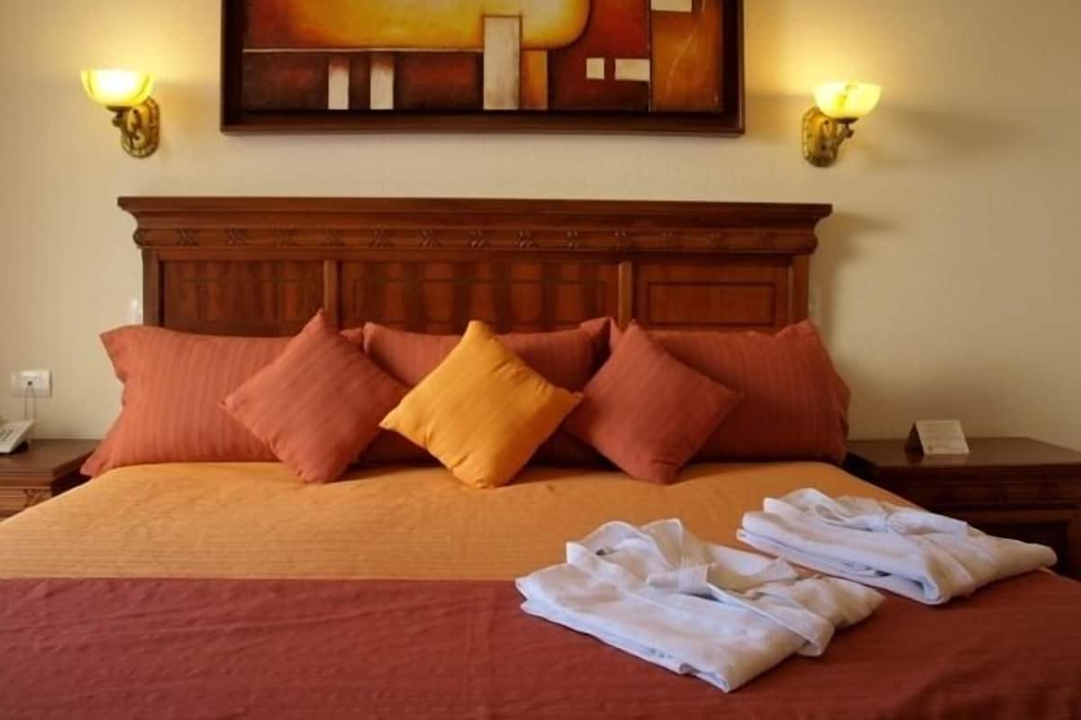 1 bedroom, Egyptian cotton sheets, premium bedding, down duvets