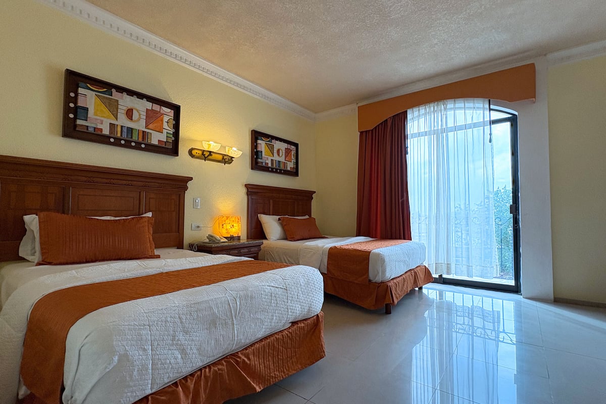 Master Suite, 2 Bedroom, Kitchenette, Bathtub | 1 chambre, draps en coton égyptien, literie de qualité supérieure