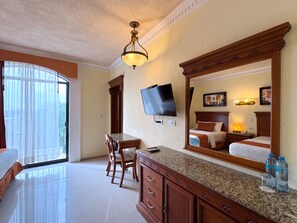 Master Suite, 2 Bedroom, Kitchenette, Bathtub | Egyptiska bomullslakan, sängtillbehör av högsta kvalitet och duntäcken