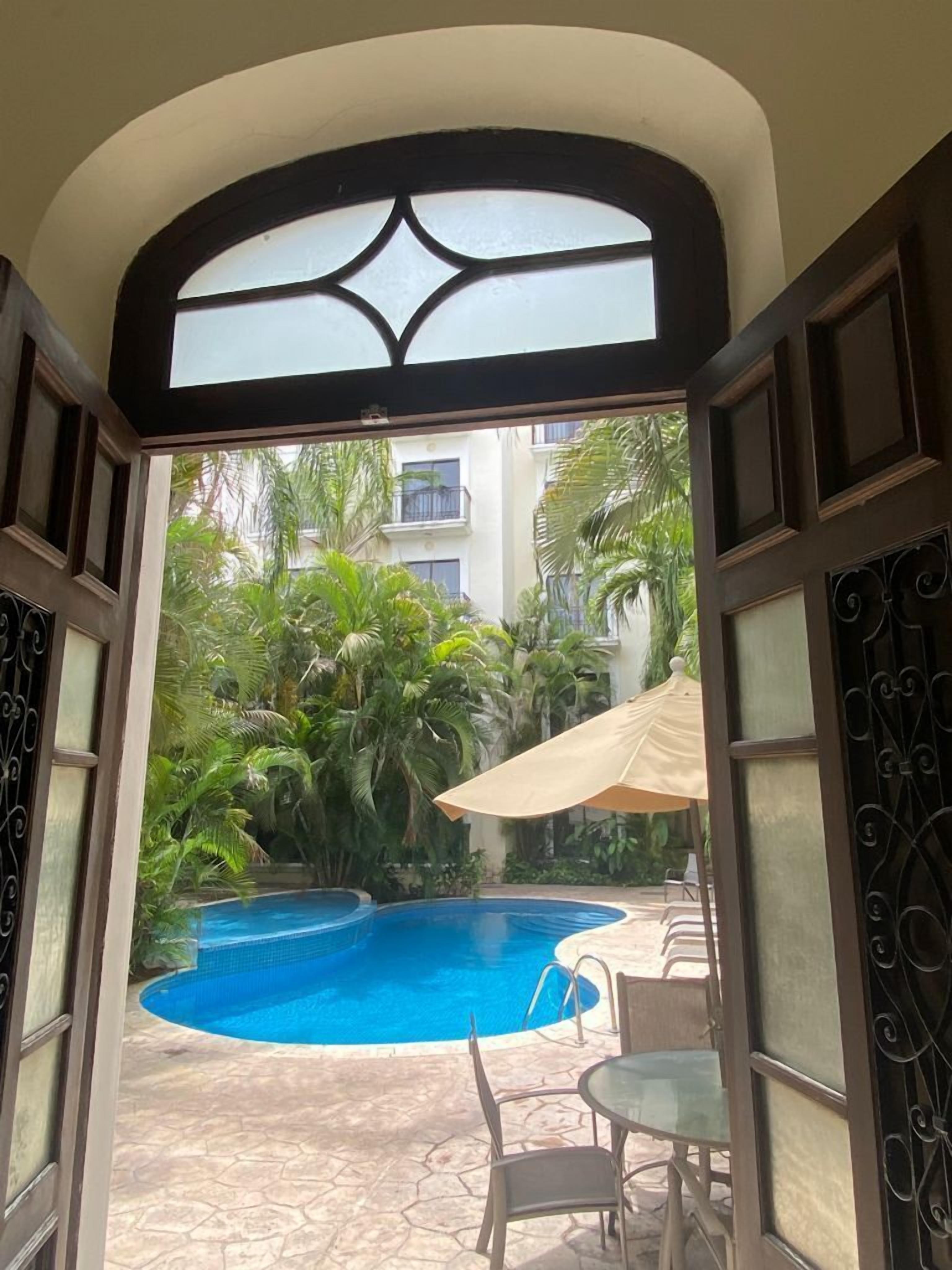 Utomhuspool och solstolar