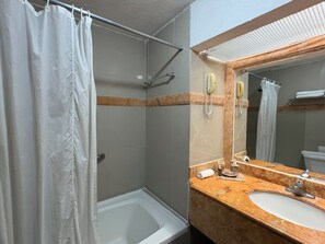 Deluxe-huone, 2 parisänkyä | Kylpyhuone | Ilmaiset hygieniatuotteet, hiustenkuivaaja, pyyhkeet