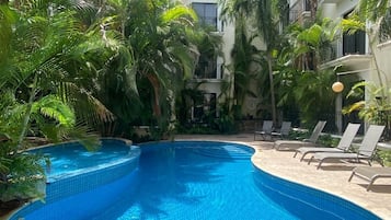 Piscina externa, espreguiçadeiras
