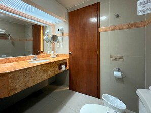 Gratis toalettartiklar, hårtork och handdukar