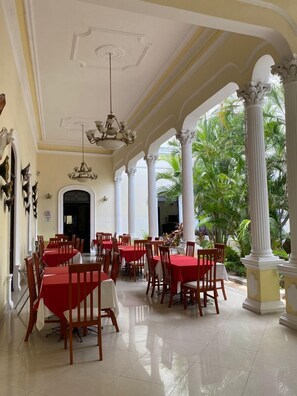 Breakfast, lunch, dinner served; international cuisine  - Gran Real Yucatan (Mérida)