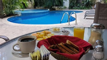 Desayuno a la carta (MXN 180 por persona)